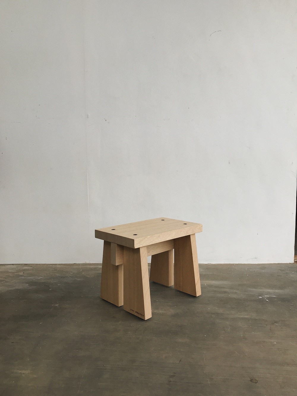 Chisai Stool, merk Wof Wooden